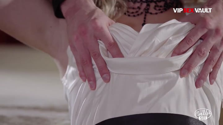 Violette Pure: Tempting Tease in Moonlight