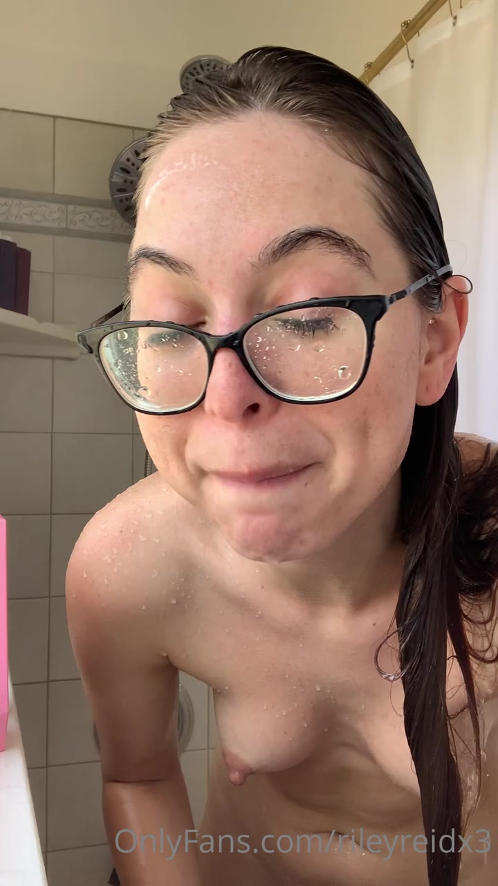 Rileyreid dildo  EXPOSED