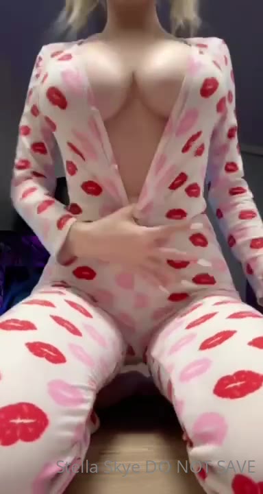 Exposed woman Stellaskye joi