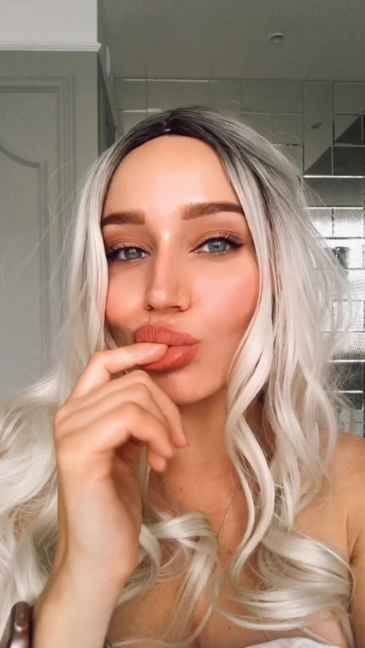 Ema Novak thothub