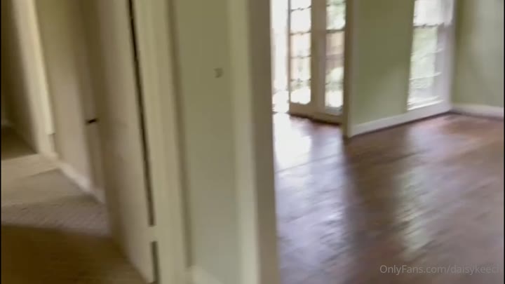 bimbo Daisy Keech sexy Epic